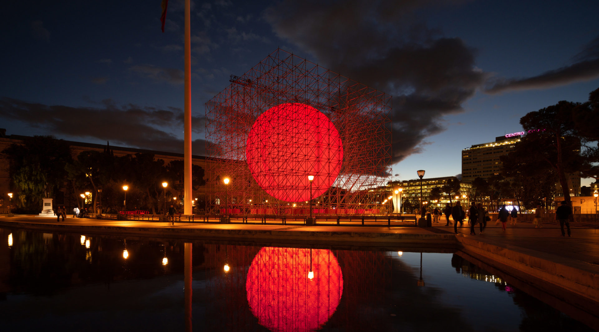 Tierra/Earth. A luminous red sphere caged inside a structure