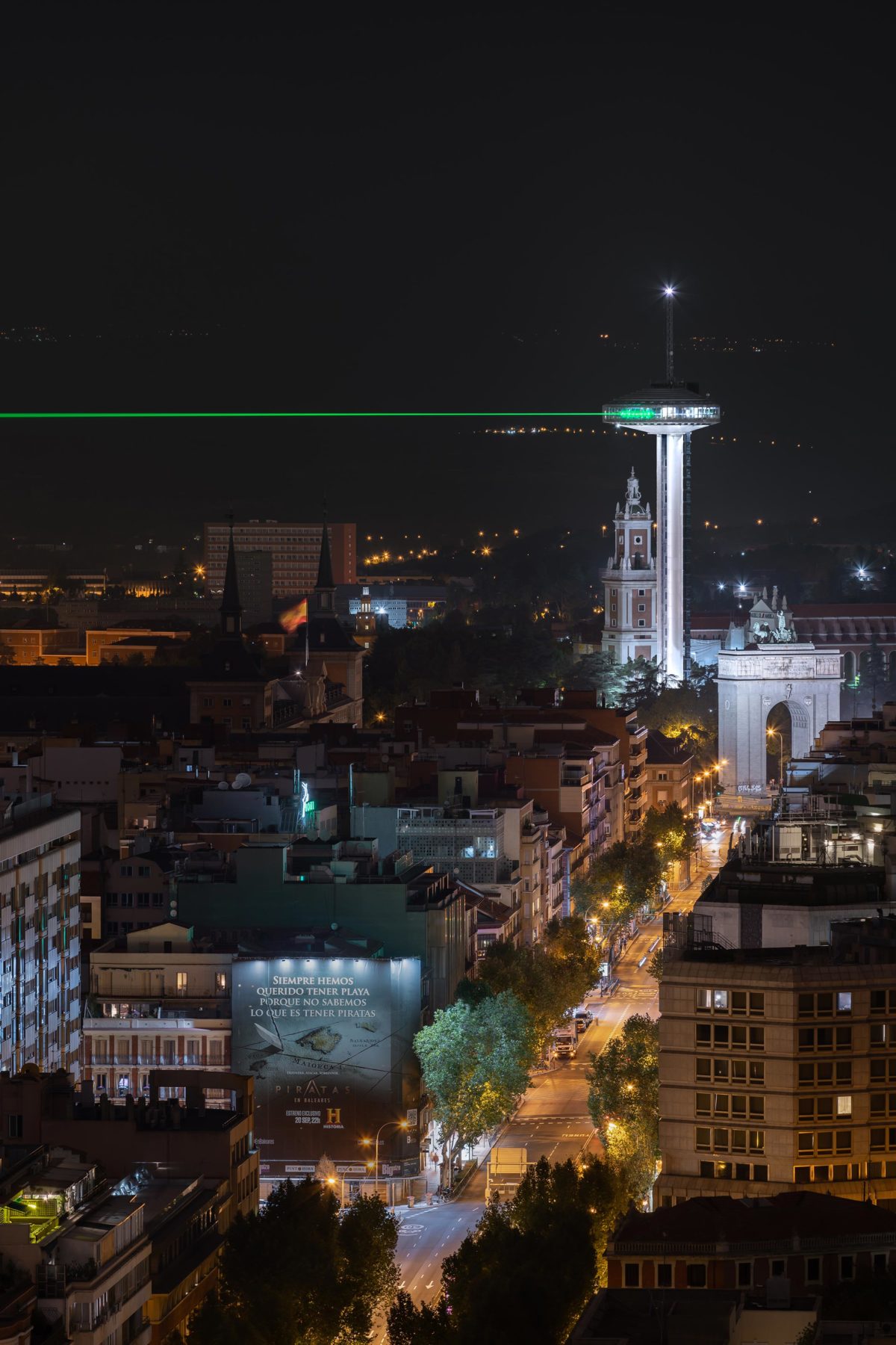 8 high-power green lasers cross and illuminate the Madrid sky The iconic “Mirador de Moncloa” becomes a powerful beacon for this artistic action where SpY transforms the sky of Madrid for a couple of nights.