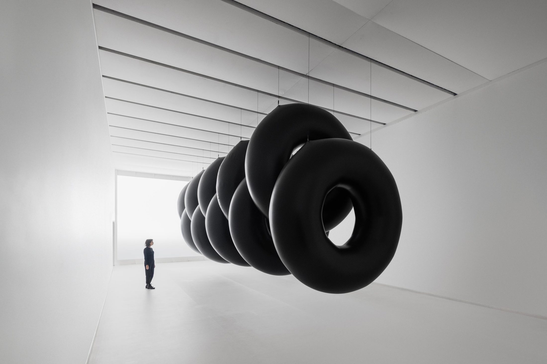 ZEROS NYC - USA 2023 ZEROS is a large-scale kinetic sculpture formed by ten massive inner tubes that move to a slow choreography.